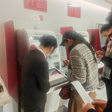 工商银行凌云路支行暖心服务客户