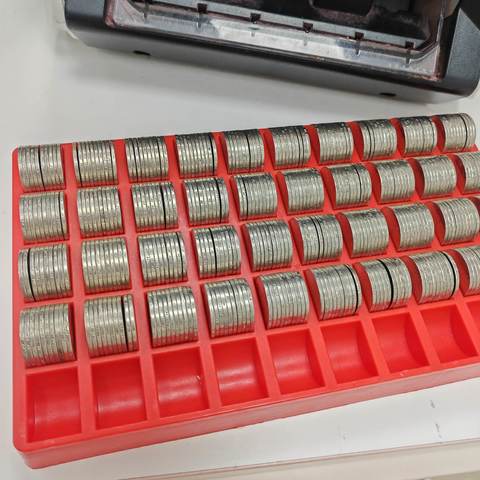 中国工商银行凌云路支行员工为客户兑换硬币