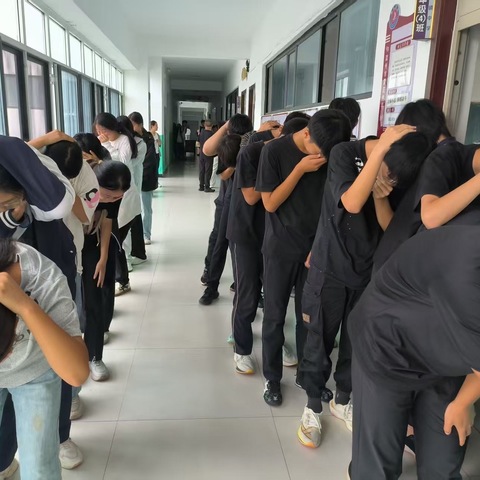 以“演”筑防，护航开学安全路——雷庄镇中学消防逃生演练