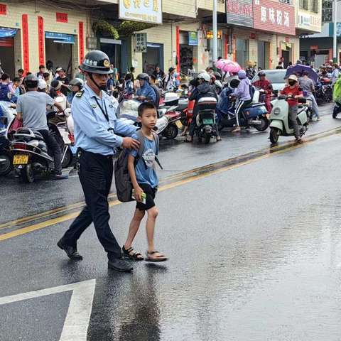 护苗在行动--文罗镇持续做好交通引导工作