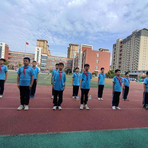 国旗班社团 国旗班社团本节课学习内容:1.基本队列队形;2.升旗仪式队形，3.听出旗曲练习踏步走和齐步走，通过训练使得同学们能有一个矫健的身姿，为周一升旗仪式上打下坚实的基础。