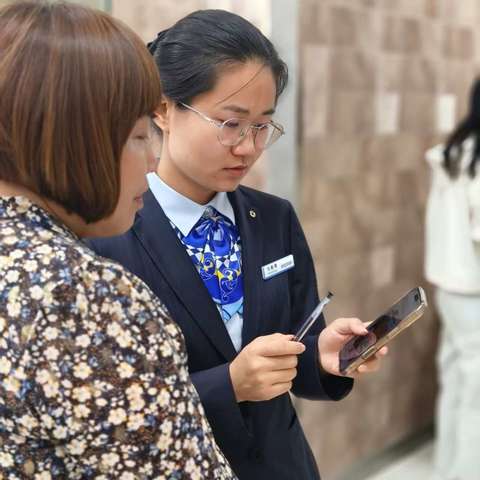 【伊犁分行】奎屯团结路支行开展“拒做职业背债人，争做理性消费者”主题宣教活动