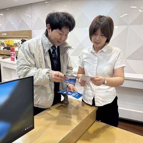 【伊犁分行】奎屯团结路支行开展反假币宣传活动