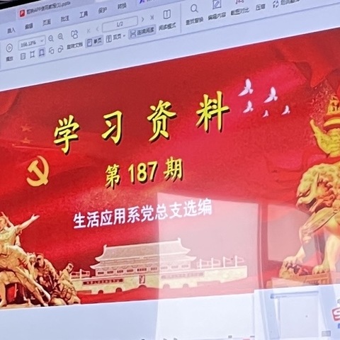 孙老师耐心教导手机视频剪辑课程，同学们热烈讨论手机视频剪辑知识