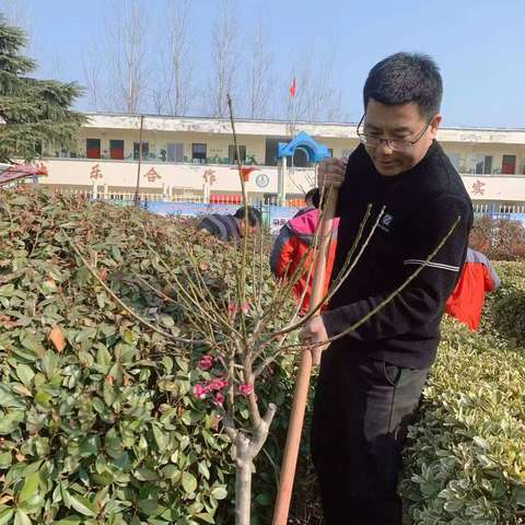 石寨铺中心小学“爱护环境，增添绿意”植树节活动