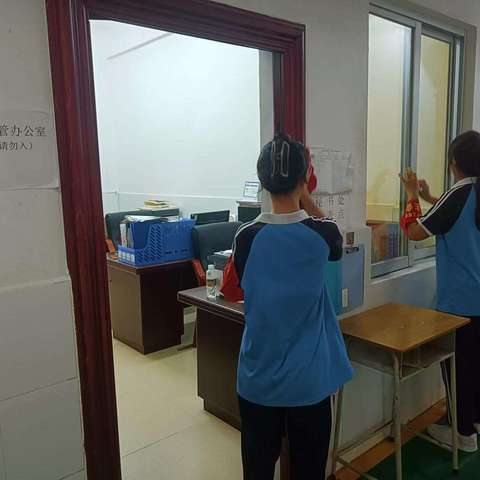 环保系学生会组织开展开学办公室志愿劳动打扫活动