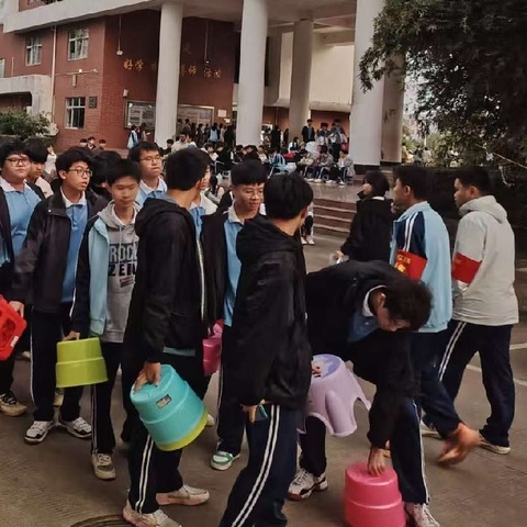 环保系学生会组织维持本系部学生参加活动现场秩序纪实