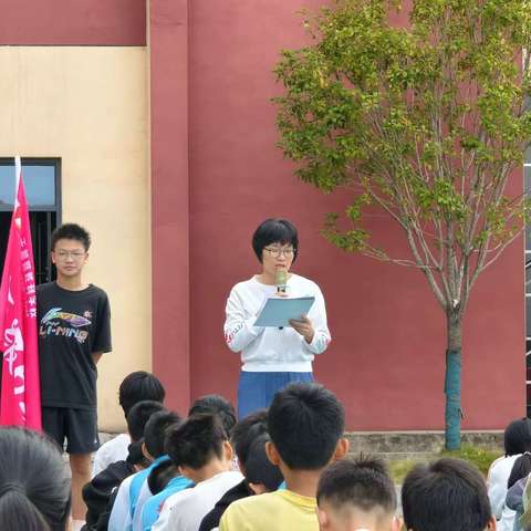 知不足而奋进，望远山而力行——八年级第一次月考表彰大会