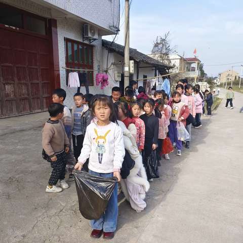 春来不语万物开，莘莘学子踏青来。 藏污虽败三月景，千姿百态自我爱。