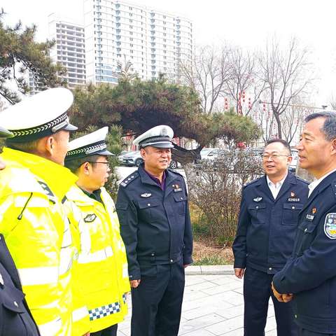 张怀顺节前慰问一线交通民警