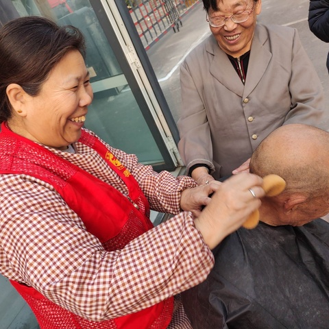 “龙抬头送温暖 爱心义剪进社区”志愿在行动 ——庞村街道化肥厂社区组织楼宇支部、红心楼栋长开展“春风送暖、幸福从头开始”志愿服务活动