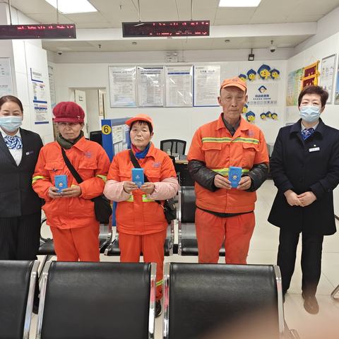 东风路支行开展“致敬劳动者 传递港湾情”活动