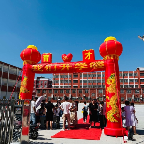 育才外国语学校一二年级部开学第一天掠影