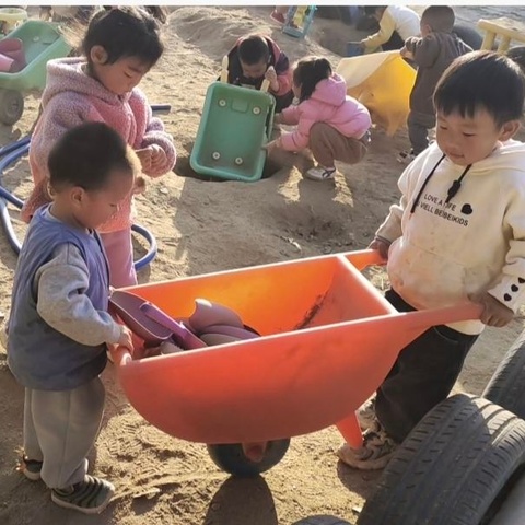 赵寨子镇中心幼儿园小班沙池区活动观察记录——沙池里的过家家