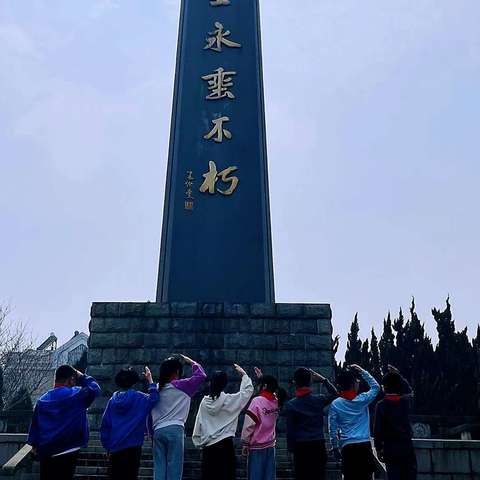 瞻仰烈士纪念碑 赓续红色基因