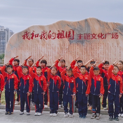 庆祝中华人民共和国成立75周年 张家界敦谊小学四（7）班开展“小手拉大手，共创文明城”创文实践活动