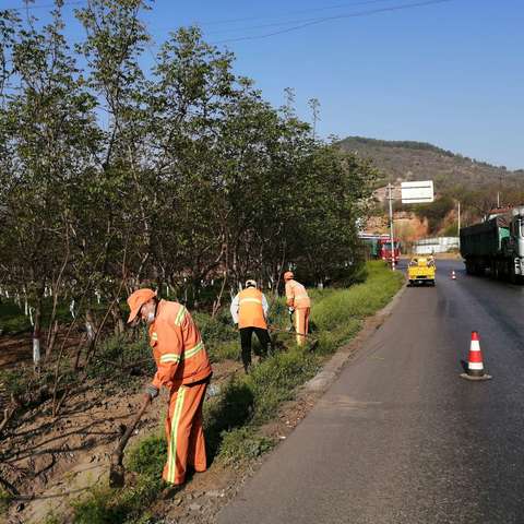 记涉县干线公路一线公路养护工的“全面手”