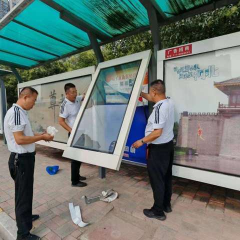 恪尽职守  点亮新式站牌