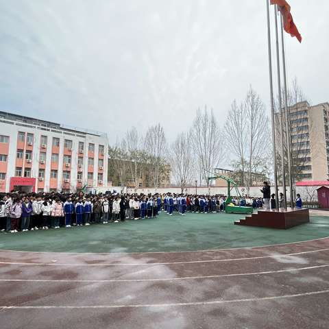 “升国旗，奏国歌”——育才实验小学举行第五周升旗仪式