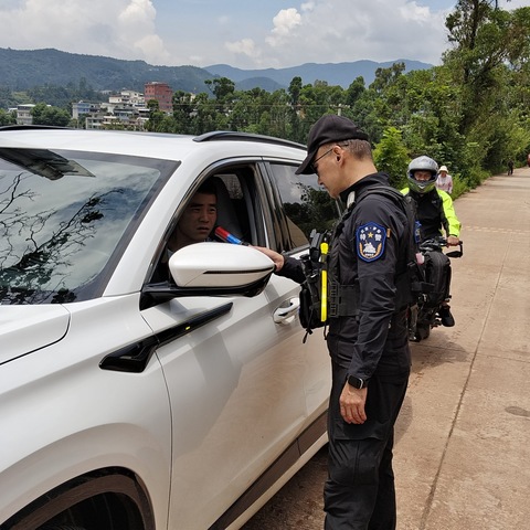 巡特警大队助力猫街派出所——持续开展道路交通安全整治