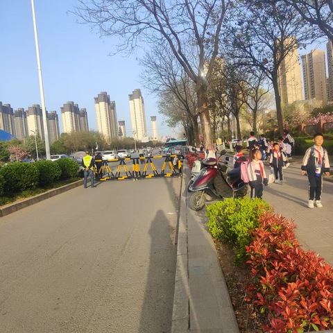 家校携手，为爱“站岗”——宝鸡高新凤师实验小学205班护学岗执勤