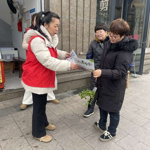 瀛洲社区开展“学习雷锋好榜样，垃圾分类共践行”宣传活动