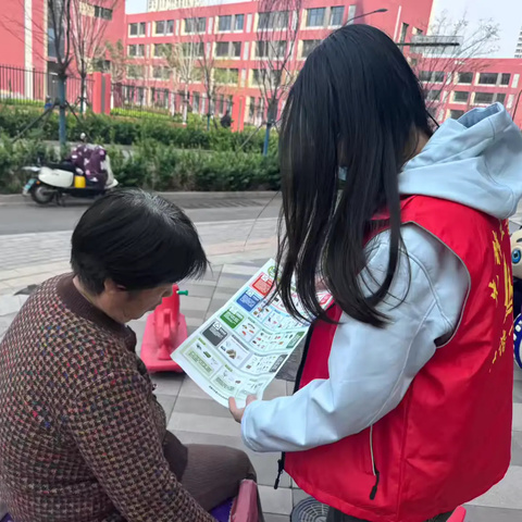 王舍人街道管鲍大街社区筹备组开展垃圾分类宣传活动