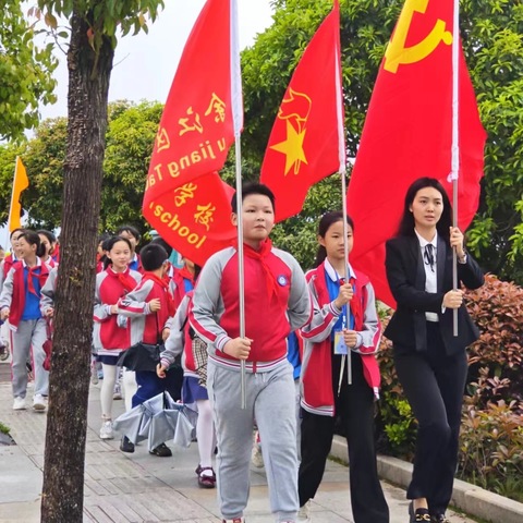 风拂翠柏正清明       缅怀英烈寄深情 ——余江区韬奋学校清明祭扫活动