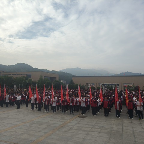“感恩成长，展望未来新篇”——上栗中学胜利校区六月主题升旗仪式