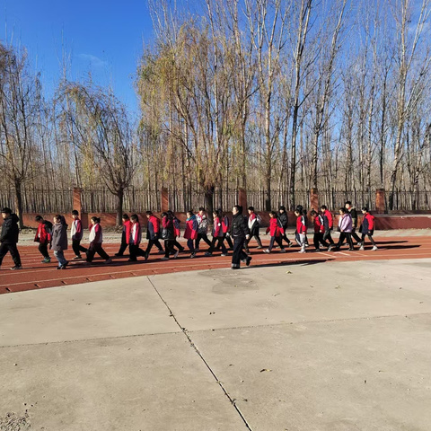 阳光体育强体魄课间活动展风采———方各庄镇中心小学课间活动