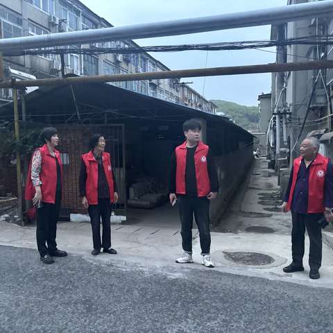 【党建引领创五星】——寺坡街道奋飞社区持续开展“夜间治安巡逻及飞线排查”志愿服务活动。