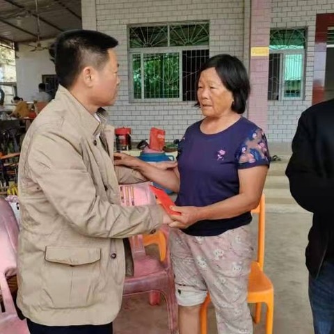 新年慰问送关怀 情暖退役军人心