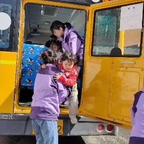 以“演”筑防、安全“童”行———校车安全应急演练