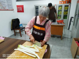 “中秋合家欢 邻里共团圆”包水饺活动