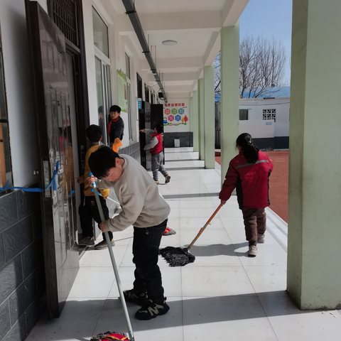 黄河路小学三年级大扫除活动