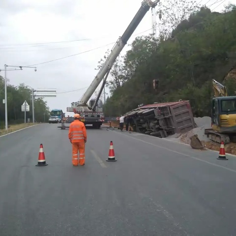 ‌无人机巡航显身手 道路科技巡查+快速响应筑牢 假日公路安全防线