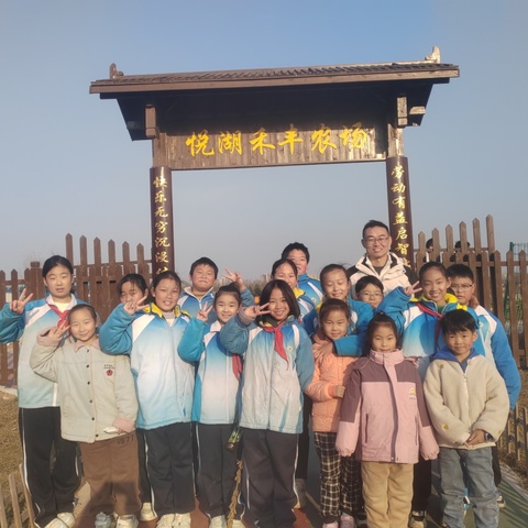 筑梦韭菜棚 共赴田园情---开封市魏都路小学劳动实践活动