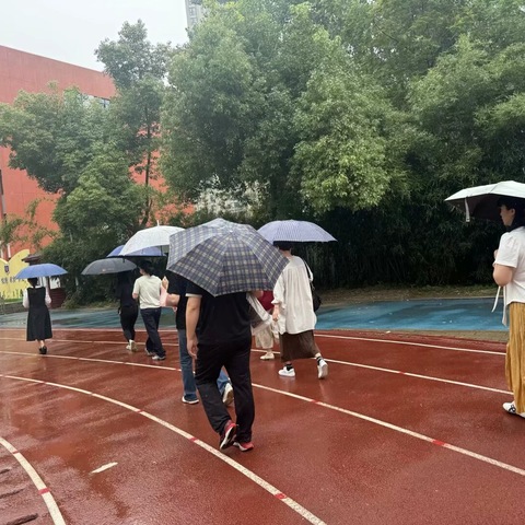 以“餐”为媒共话成长，用爱陪伴共享“食”光——钟小三里坡东校区三年级家长进校园陪餐活动记实