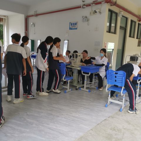 2025年5月23日，市妇幼保健院眼科医生来荔枝沟中学给七年级学生做眼疾病筛查
