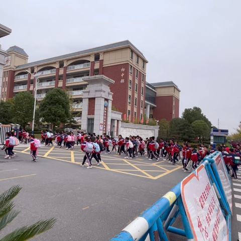 “小小护学岗” “大大安全感” ‍南阳市第五完全学校 三（7）班护学岗撑起护学伞