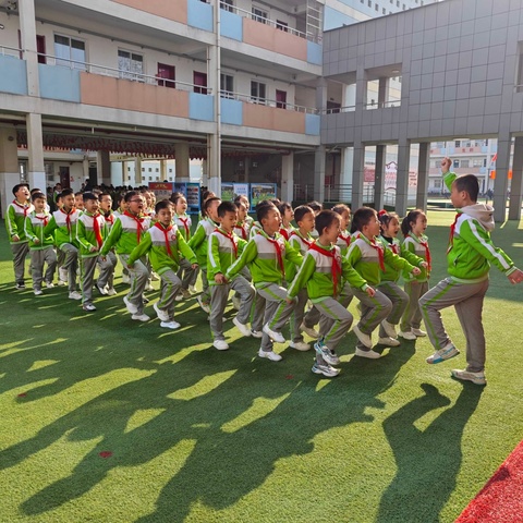 三月杨柳醉春烟，英姿飒爽正少年——长庆泾渭小学二年级课间操比赛纪实