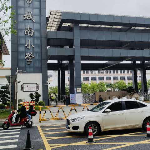 城南小学退休教师出门走走