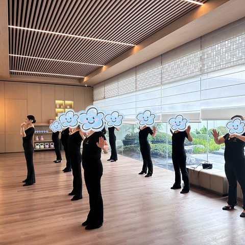 开发区支行“芳华悦己，向美而生”女性客群形体活动