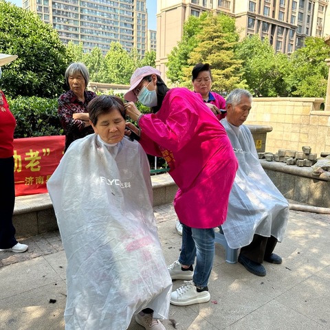 中海紫御东郡社区开展“发间温情，义剪同行”爱心义剪活动
