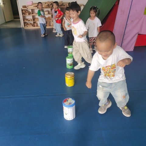 小班幼儿自主游戏《趣玩奶粉罐》