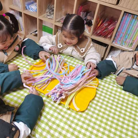 中三班自主游戏案例——《百变扭扭棒》