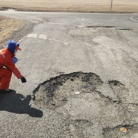 西乌旗公路养护中心多措并举扎实做好春季公路养护工作