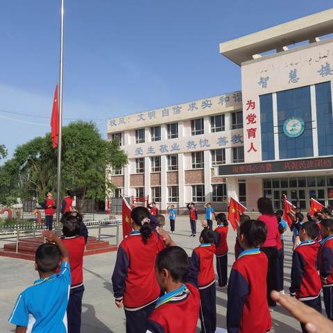 凝聚同心力量共促民族团结——轮台县第八小学举行铸牢中华民族共同体意识主题升旗仪式暨民族团结进步教育月启动仪式