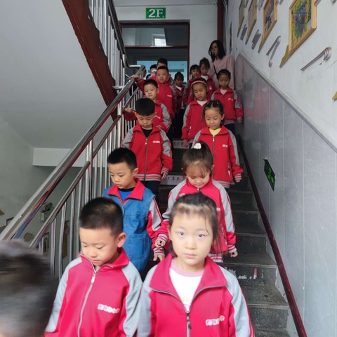 以“演”助生，以“练”为防——光明小学防踩踏演练活动