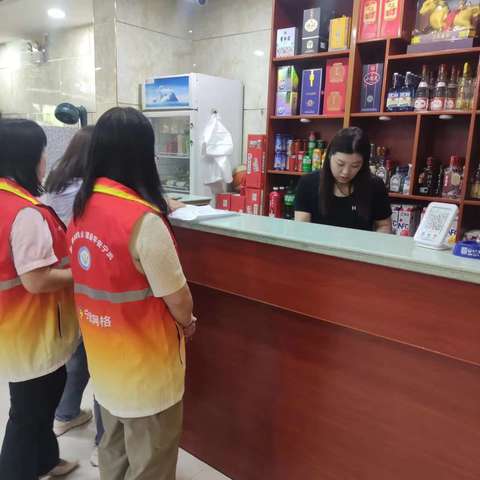 宁武县东城区社区网格员进行食品安全督导